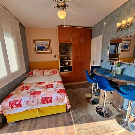 Davor U Centru Crikvenice, Sa Pogledom Na